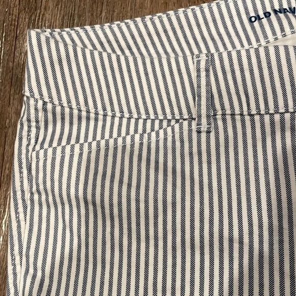 Old Navy Pixie Chino Railroad‎ Stripe Petite Pants - Picture 4 of 10
